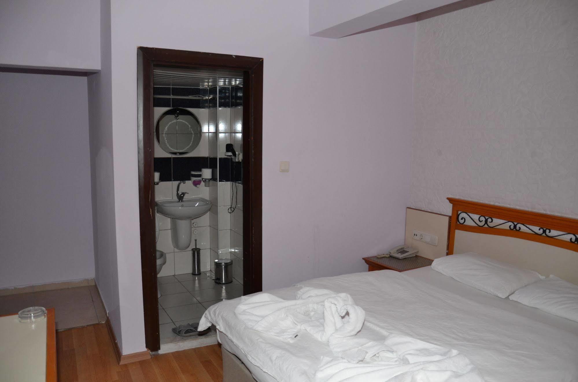 Ozturk Hotel Antalya Bagian luar foto