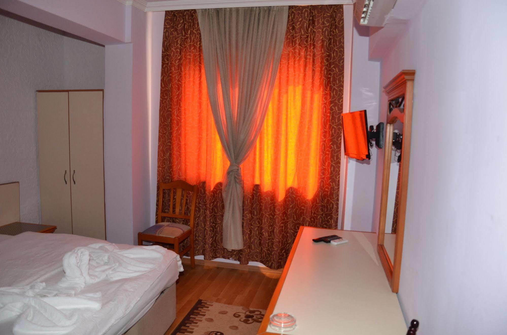 Ozturk Hotel Antalya Bagian luar foto